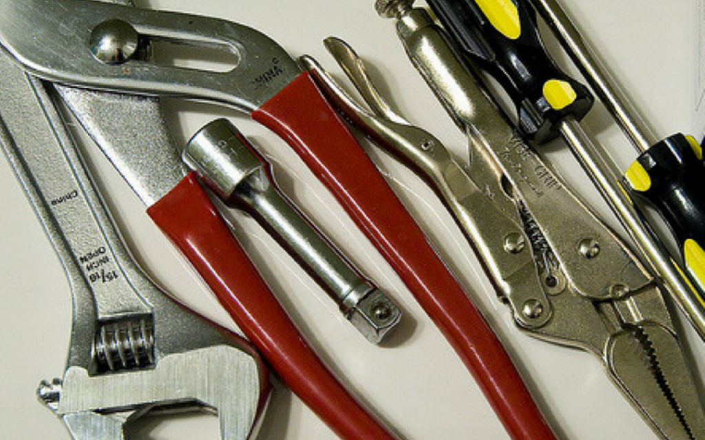 4 Items to Include on Your Plumbing Maintenance Checklist